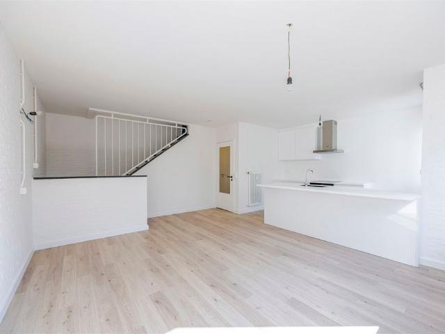 Gerenoveerd duplexappartement met 2 slaapkamers