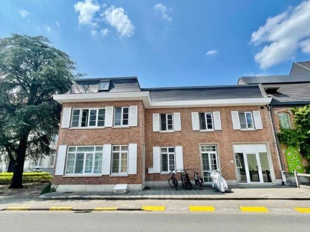 GERENOVEERD EENSLAAPKAMERAPPARTEMENT TE HUUR