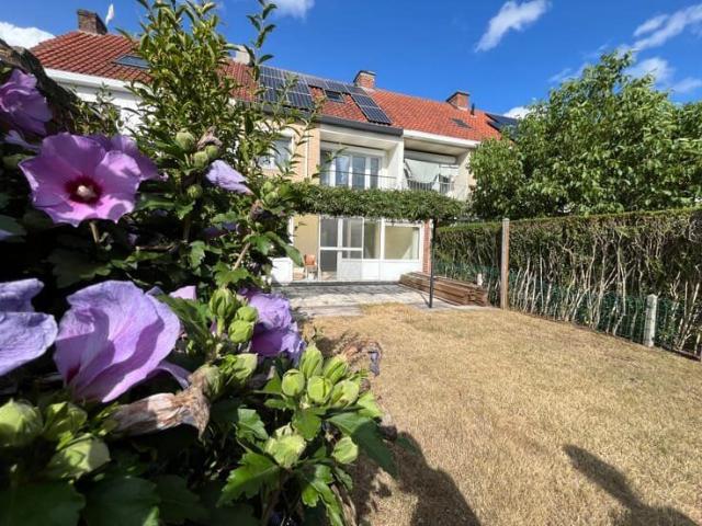 Gerenoveerd en energiezuinig huis met vier slaapkamers en.