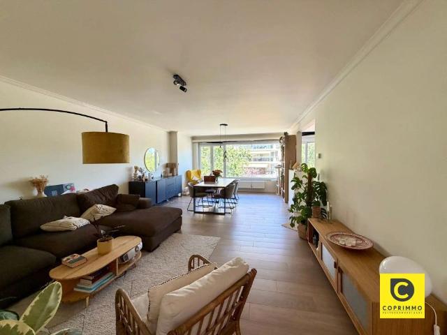 Gerenoveerd en lichtrijk 2 slpks appartement met terras!