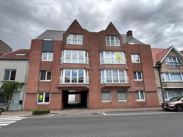 Gerenoveerd gelijkvloers appartement met koer