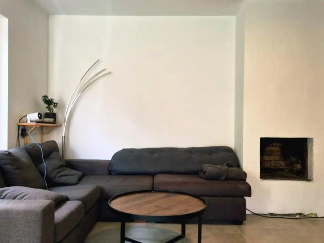 Gerenoveerd gelijkvloers gemeubeld appartement 6 maand