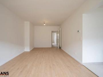 Gerenoveerd gelijkvloersappartement met garagebox