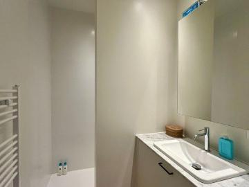 Gerenoveerd gelijkvloersappartement met kelderberging