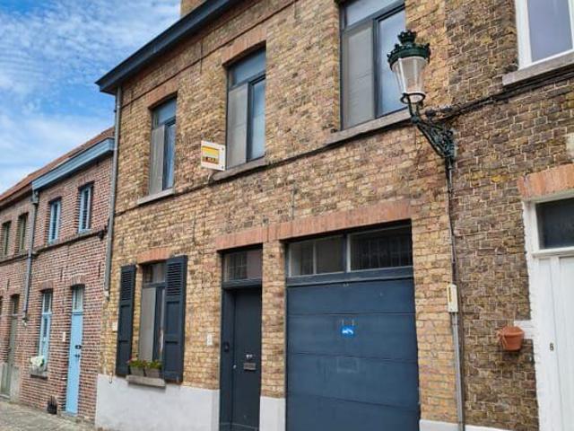 Gerenoveerd huis met garage in Brugge centrum