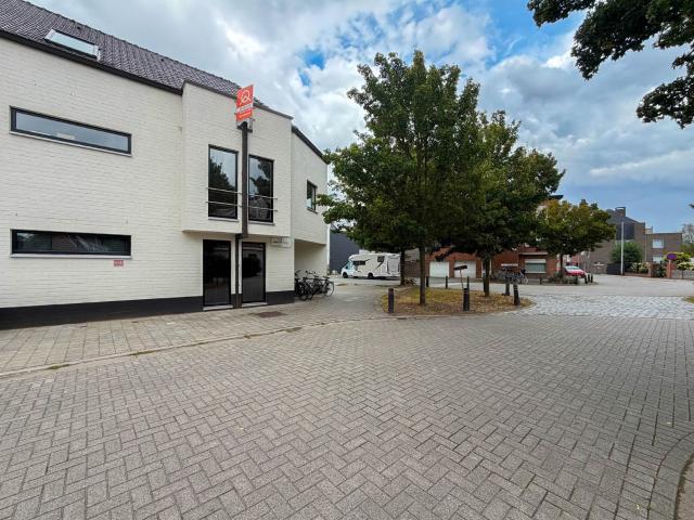 Gerenoveerd, lichtrijk 2 slpk appartement met zonneterras