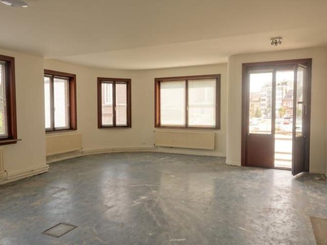Gerenoveerd lichtrijk appartement op gunstige locatie te huu