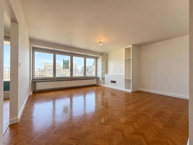 Gerenoveerde 2 slaapkamerpenthouse te huur vlakbij Sint Baafsplein!