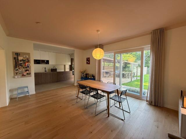 Gerenoveerde, gezellige en lichtrijke instapklare woning in het centrum