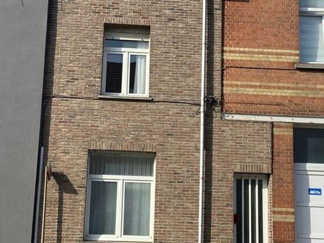 Gerenoveerde gesloten bebouwing met twee kamers