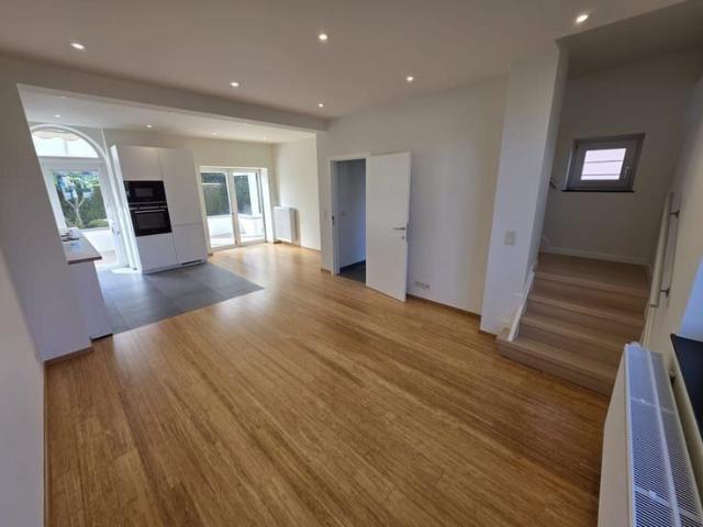 Gerenoveerde driegevelwoning met tuin, oprit en garage