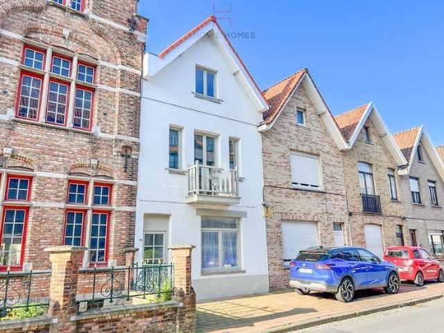 Gerenoveerde en gezellige stadswoning met vier kamers in.