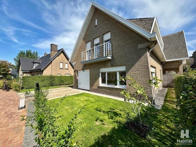 Gerenoveerde half open bebouwing op gegeerde toplocatie