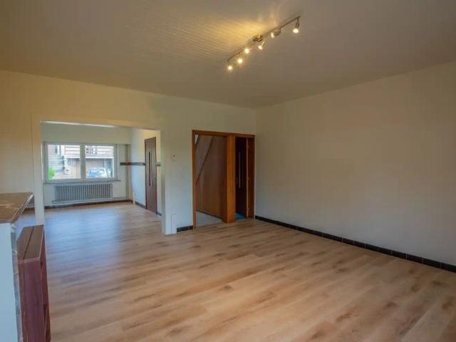 Gerenoveerde halfopen bebouwing met 3 slaapkamers, tuin en 2 autostaanplaatsen!