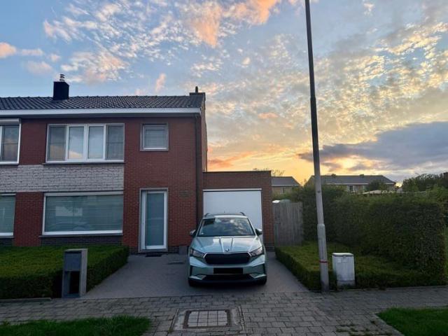 Gerenoveerde halfopen bebouwing met 3 slaapkamers