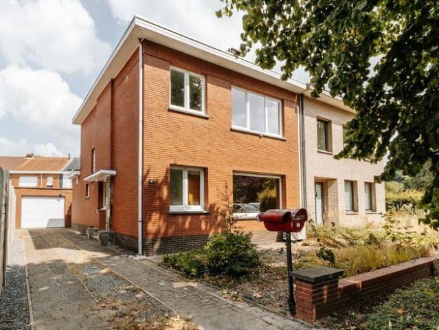 Gerenoveerde halfopen bebouwing op toplocatie