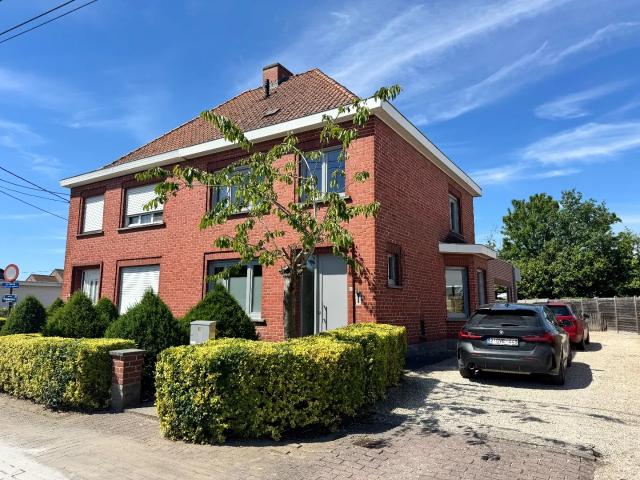 Gerenoveerde halfopen woning met 3 slaapkamers, tuin en carport