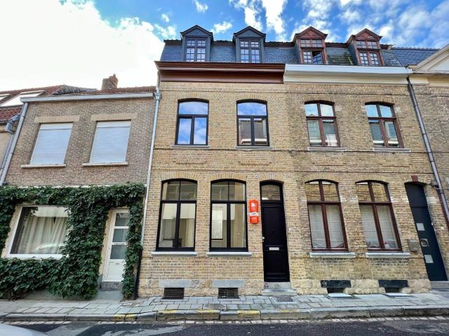 Gerenoveerde herenwoning met gezellig stadskoer in Ieper ce
