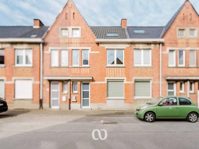 Gerenoveerde huurwoning met 3 slaapkamers en garage in het