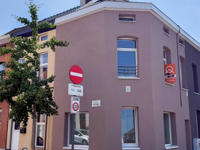 Gerenoveerde lichtrijke hoekwoning aan het water