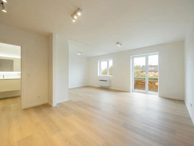 Gerenoveerde studio met aparte slaaphoek, terras en parking