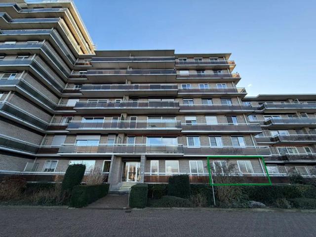 Gerenoveerde studio met aparte slaaphoek, terras en parking