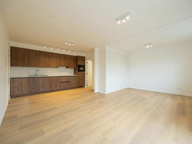Gerenoveerde studio met aparte slaaphoek, terras en parking