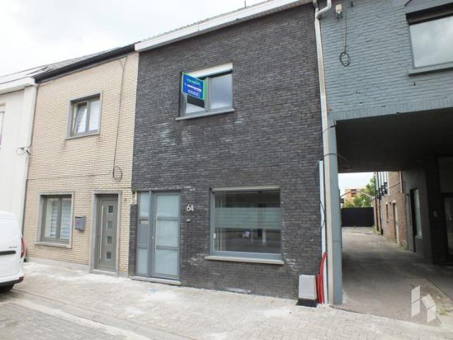 Gerenoveerde stadswoning met 2 slpks en garage!
