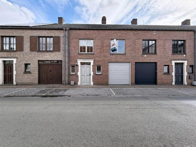 GERENOVEERDE RIJWONING MET 4 SLAAPKAMERS IN CENTRUM ZOMERGE