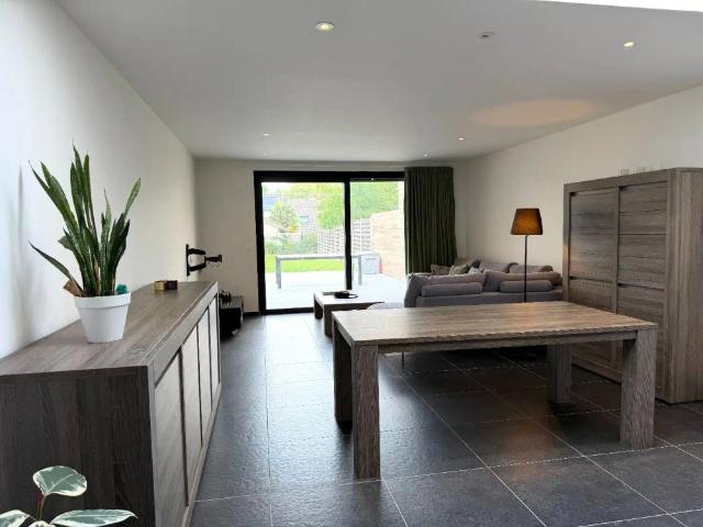 Gerenoveerde rijwoning met 2 slaapkamers!