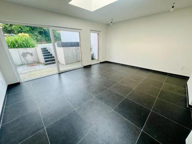 Gerenoveerde rijwoning met 2 slpks, poyvalente zolderruimte, terras en autostaanplaats