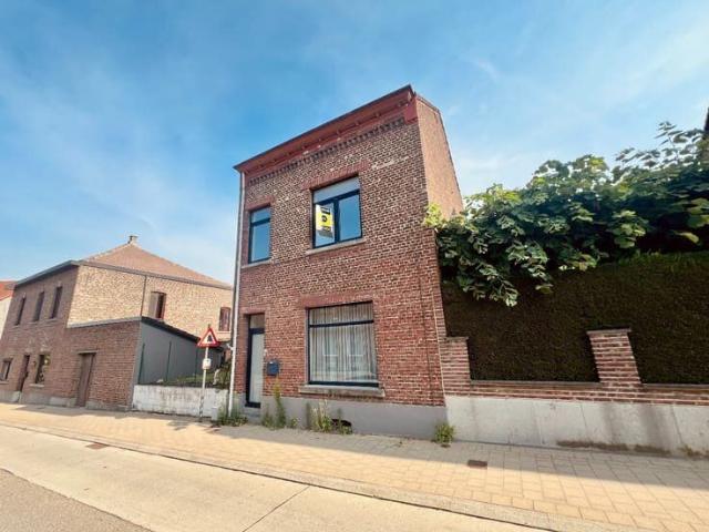 Gerenoveerde rijwoning met 2 slpks, poyvalente zolderruimte