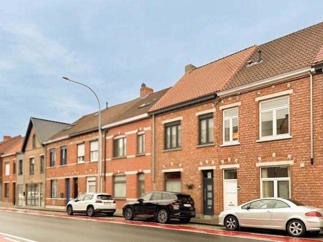Gerenoveerde rijwoning met grote garage, terras en mooie.