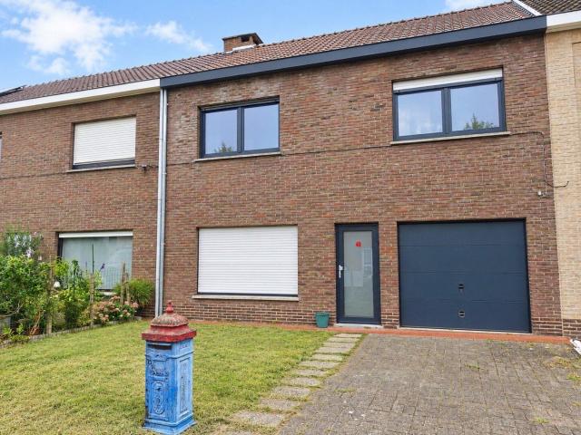 Gerenoveerde rijwoning met inpandige garage te huur in Wonde
