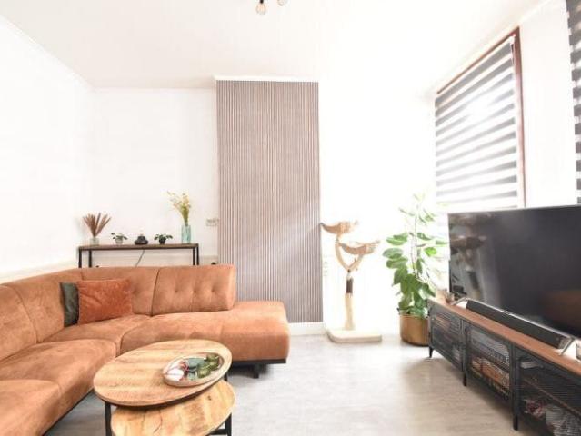 Gerenoveerde rijwoning met overdekt koertje