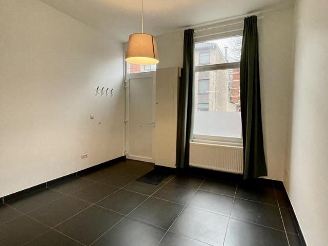 Gerenoveerde rijwoning aan stadsparkje nabij Dok Noord!