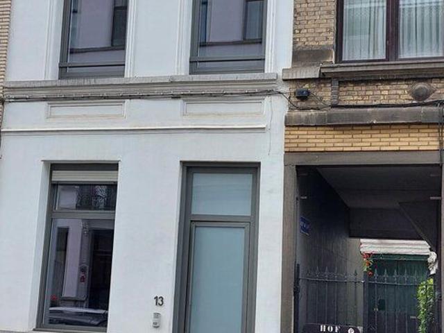 Gerenoveerde ruime stadswoning met 3 slaapk., beschikbaar