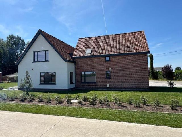 Gerenoveerde woning met 4 slaapkamers in Knesselare