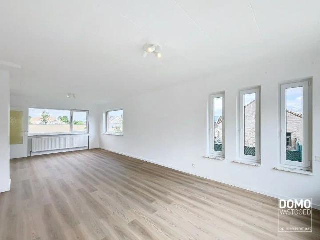 Gerenoveerde woning met tuin en inpandige garage gelegen te Spalbeek, 2 slaapkamers, 140m² bewoonbare oppervlakte, Energielabel C