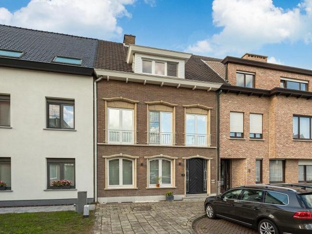 Gerenoveerde woning met vier slaapkamers en garage op rustig