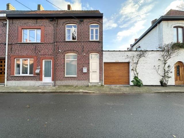 Gerenoveerde woning met drie slaapkamers & autostaanplaat.