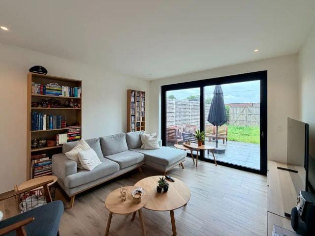 Gerenoveerde woning met drie slaapkamers & autostaanplaats te Roeselare!