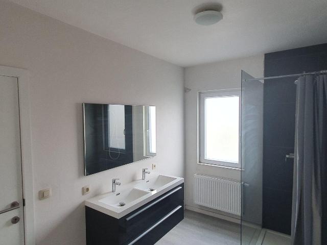 Gerenoveerde woning met drie slaapkamers centrum Roeselare