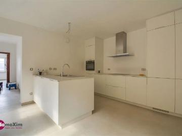 Gerenoveerde woning met loods, stallen en serre op een terrein van 32 are