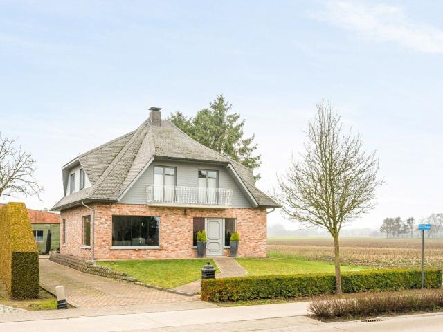 Gerenoveerde vrijstaande woning met 3 slaapkamers nabij het