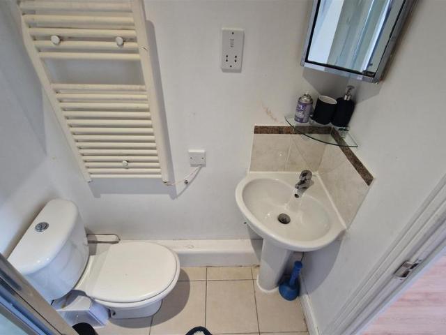 Gerry Raffles Square, London 2 bed apartment to rent £2,300 pcm £531 pw
