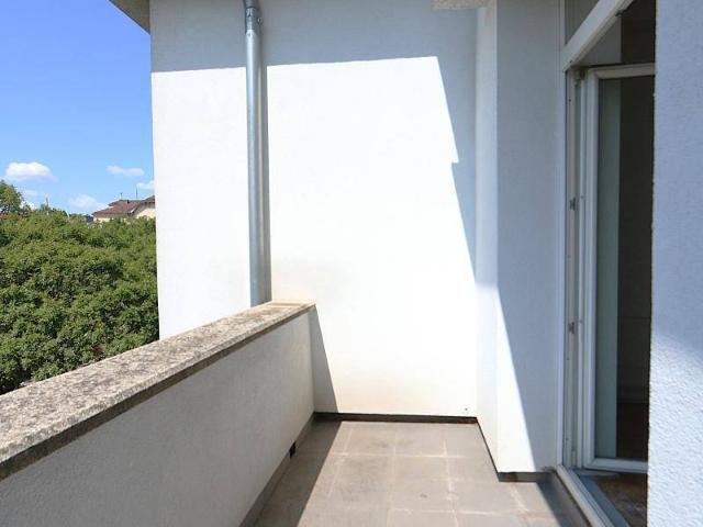 Gersthofer Juwel: Südbalkon + 2 Zimmer Altbau Wohnung im 3. Liftstock + Gemeinschaftsgarten + barrierefreier Zugang