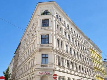 Gestalten Sie Ihren Wohntraum! Sanierungsbedürftige 2 Zimmer Altbauwohnung mit viel Potenzial & hervorragender öffentlicher Anbindung an die U1 & U2 schnell zugreifen!