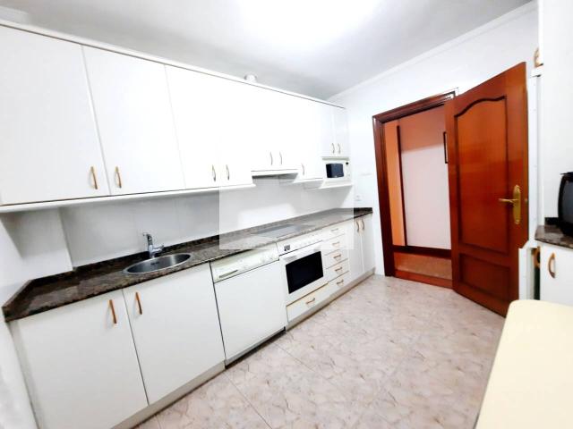 Gestión Inmobiliaria BARAKALDO VENDE piso en Bagatza, ubicado a solo unos pasos del metro