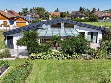 Gesund Wohnen: Moderner Massivholz Bungalow mit 135 m² Wohnfläche, Gartenparadies & High End Technik